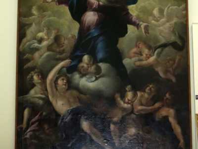 Il primo dipinto non � visibile: si tratta di una di quelle opere nascoste agli occhi dei visitatori. Per scovarla � necessario infatti entrare nell�ufficio parrocchiale. Qui � esposta la tela di Nicola De Filippis, pittore di Triggiano. E� del 1760 e rappresenta l�Assunta raffigurata a braccia aperte e con lo sguardo verso l�alto mentre viene trasportata in cielo su una nube dagli angeli